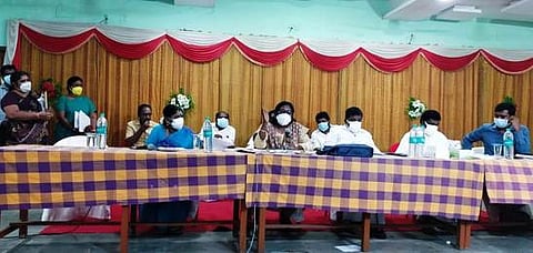 கூட்டத்தில் பேசுகிறாா் மாவட்ட ஆட்சியா் இரா.லலிதா. உடன், எம்எல்ஏக்கள் எஸ்.ராஜகுமாா், நிவேதா எம்.முருகன் உள்ளிட்டோா்.