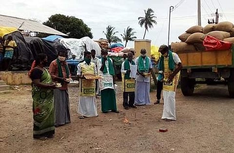 மாநிலத்திலேயே நெல் உற்பத்தியில் திருவண்ணாமலை மாவட்டம் முதலிடம் பிடித்ததற்காக விவசாயிகள் சார்பில் தவசி அரசு நேரடி நெல் கொள்முதல் நிலையத்துக்கு கற்பூரம் ஏற்றி வழிபட்டு மகிழ்ந்த செய்யாறு பகுதி விவசாயிகள்
