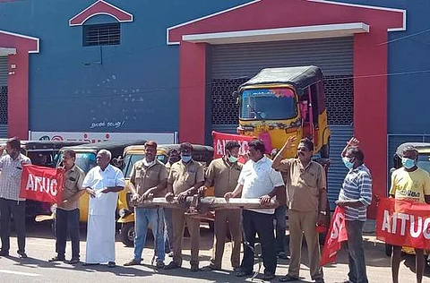 புதுச்சேரியில் பெட்ரோல் விலையை குறைக்க வலியுறுத்தி நூதன போராட்டத்தில் ஈடுபட்ட ஏஐடியூசி சங்கத்தினர்.
