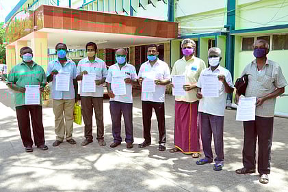 விருதுநகா் மாவட்ட ஆட்சியா் அலுவலகத்தில் புதன்கிழமை மனு அளிக்க வந்திருந்த சாலைப் போக்குவரத்து தொழிலாளா்கள் சங்கத்தினா்.