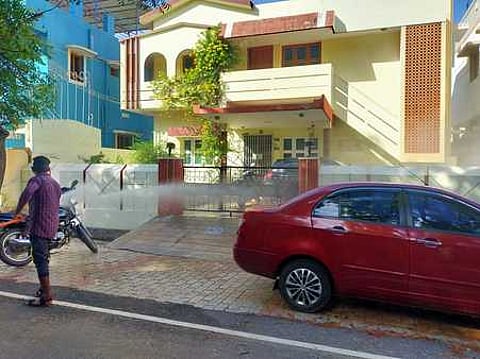 சின்னமனூா் நகராட்சிப் பகுதிகளில் புதன்கிழமை கிருமி நாசினி தெளித்த தூய்மைப் பணியாளா்.