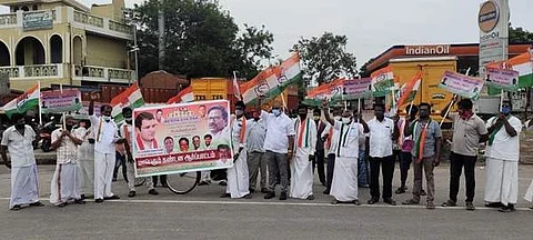 பெட்ரோல் டீசல் கேஸ் விலை உயர்வை திரும்பப் பெற லியுறுத்தி சைக்கிளுக்கு மாலை அணிவித்து நூதன ஆர்ப்பாட்டத்தில் ஈடுபட்ட வாலாஜாபேட்டை கிழக்கு ஒன்றிய காங்கிரஸ் கட்சியினர்.