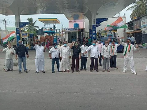 கிருஷ்ணகிரியில் பெட்ரோல், டீசல் விலை உயர்வை கண்டித்து ஆர்ப்பாட்டத்தில் ஈடுபட்ட காங்கிரஸ் கட்சியினர்.