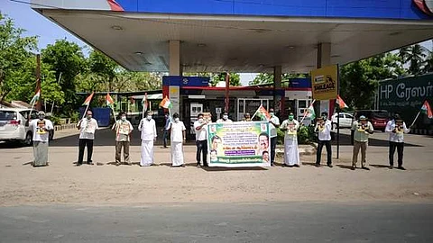 பெட்ரோல், டீசல் விலை உயர்வைக் கண்டித்து சீர்காழி புதிய பேருந்து நிலையம் பெட்ரோல் நிலையம் அருகே ஆர்ப்பாட்டத்தில் ஈடுபட்ட காங்கிரஸ் கட்சியினர்.