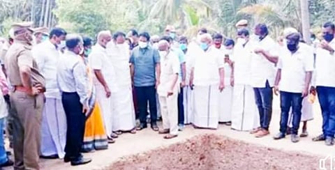 கீழடி அகழாய்வு தளத்தில் தமிழக தொல்லியல் துறை அமைச்சர் தங்கம் தென்னரசு, ஊரக வளர்ச்சித்துறை அமைச்சர் கே.ஆர். பெரியகருப்பன் ஆகியோர் பார்வையிட்டு ஆய்வு செய்தனர்.