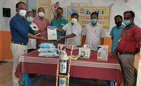 மருத்துவ உபகரணங்களை வழங்கிய நெஸ்ட் அறக்கட்டளை நிர்வாகிகள்.