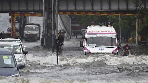 சூறாவளி காற்றுடன் மழை: குடியிருப்புகளை வெள்ளம் சூழ்ந்தது! 4 போ் உயிரிழப்பு