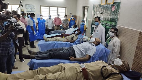 கோவை அரசு மருத்துவமனையில் ரத்த தானம் செய்யும் ஆட்சியர் நாகராஜன் உள்ளிட்டோர்.