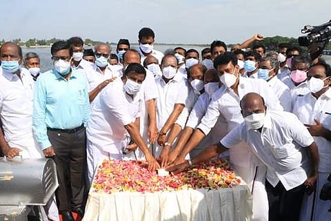 கல்லணையிலிருந்து காவிரியில் பொத்தானை அழுத்தி தண்ணீர் திறந்து விடுகின்றனர் அமைச்சர்கள்.