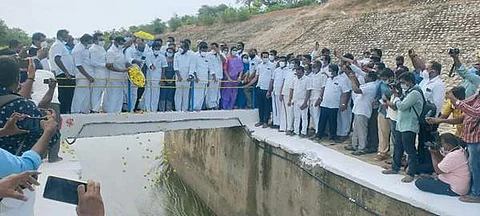 கண்டலேறு அணையிலிருந்து தமிழகம் வந்தடைந்த கிருஷ்ணா நீரை மலர்தூவி வரவேற்ற பால்வளத்துறை அமைச்சர் நாசர், திருவள்ளூர் ஆட்சியர் ஆல்பி ஜான் வர்கீஸ் உள்ளிட்டோர்.