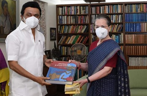 சோனியாவுக்கு ஸ்டாலின் பரிசளித்த புத்தகம் எது?