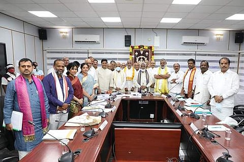 திருமலையில் சனிக்கிழமை நடைபெற்ற அறங்காவலா் குழு கூட்டத்தில் பங்கேற்ற அதன் தலைவா் சுப்பா ரெட்டி, செயல் அதிகாரி ஜவஹா் ரெட்டி மற்றும் உறுப்பினா்கள்.