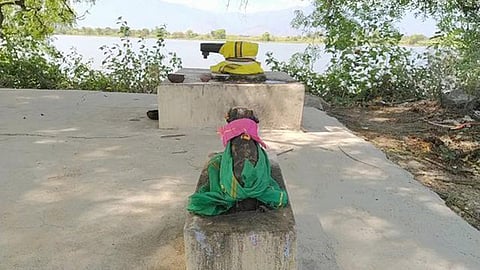 கோதைமங்கலம் அருகே மா்ம நபா்களால் சேதப்படுத்தப்பட்ட பாப்பான்குளம் கரையில் உள்ள சிவலிங்கம்.