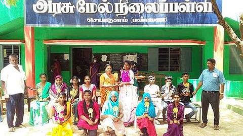 செட்டிகுளம் அரசு மேல்நிலைப் பள்ளி மாணவா்களுக்கு பரிசு வழங்குகிறாா் தலைமை ஆசிரியா் பி.சாந்தினி பொன்குமாரி.