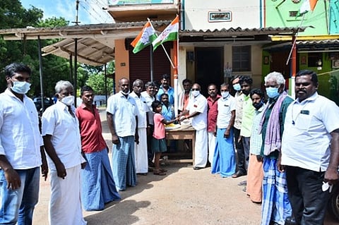 ராகுல்காந்தி பிறந்ததினத்தையொட்டி இனிப்பு வழங்குகிறாா் மாநில இலக்கிய அணி துணைத்தலைவா் ஆ.பொன்கணேசன்