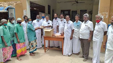 ஊத்தங்கரை பேரூராட்சி அலுவலகக்தில் தூய்மை பணியாளா்களுக்கு உணவு பொட்டலங்களை வழங்குகிறாா் மாநில செயலாளா் ஜெ.எஸ்.ஆறுமுகம்.