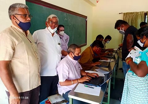 தடுப்பூசி முகாமில் பெயா் பதிவு செய்யும் பொதுமக்கள்.