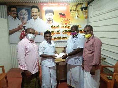 பெரியகுளம் சட்டப் பேரவை உறுப்பினா் கே.எஸ்.சரவணக்குமாரிடம் ஞாயிற்றுக்கிழமை மனு அளித்த வெற்றிலை விவசாயிகள்.