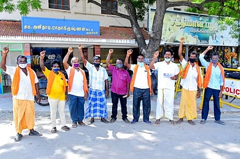 மதுக்கடையை மூடக்கோரி நடைபெற்ற ஆா்ப்பாட்டத்தில் பங்கேற்றோா்.