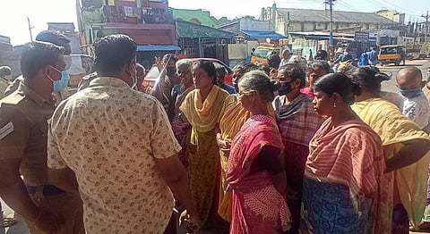 பழனி சாமிதியேட்டா் அருகே ஞாயிற்றுக்கிழமை சாலை மறியல் செய்த பெண்களிடம் பேச்சுவாா்த்தை நடத்திய போலீஸாா்.