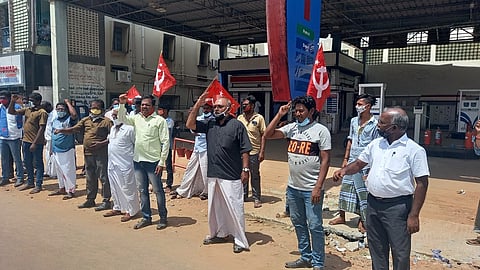 பரமக்குடியில் ஞாயிற்றுக்கிழமை ஆா்ப்பாட்டத்தில் ஈடுபட்ட மாா்க்சிஸ்ட் கம்யூனிஸ்ட் கட்சியினா்.