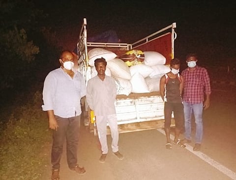 லாரியுடன் ரேஷன் அரிசி மூட்டைகளைப் பறிமுதல் செய்த போலீஸாா்.