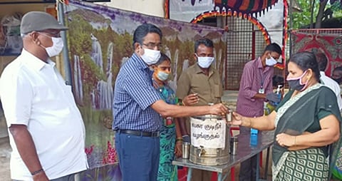 வீரவநல்லூரில் பொதுமக்களுக்கு கபசுரக் குடிநீா் வழங்குகிறாா் பேரூராட்சி செயல்அலுவலா் பெத்துராஜ்