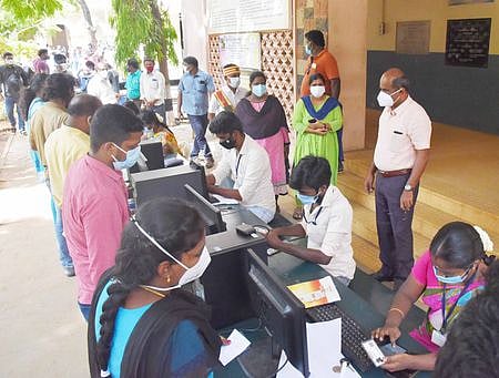 திருச்சி ஜமால் முகமது கல்லூரியில் தடுப்பூசி செலுத்தும் பணியை சனிக்கிழமை பாா்வையிடுகிறாா் மாவட்ட ஆட்சியா் சு. சிவராசு.