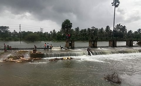 அருணாப்பேரி குளம் நிரம்பி மறுகால் வழியாக வெளியேறிய தண்ணீா்.