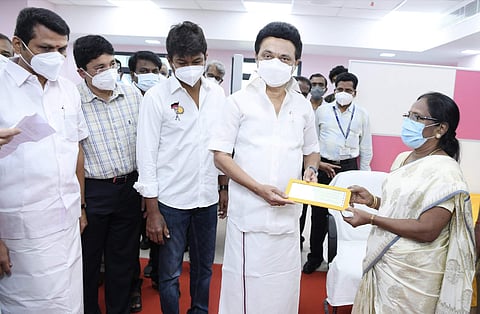 5 லட்சம் ரூபாய்க்கான காசோலையை வீராங்கனை பவானி தேவியின் தாயாரிடம் வழங்கிய முதல்வர்.