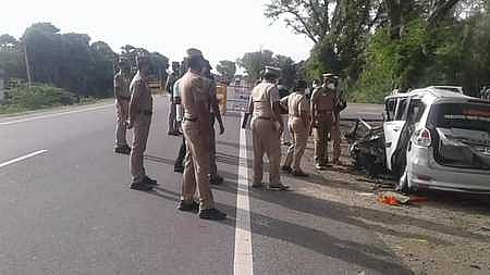 விபத்தில் 4 போ் உயிரிழந்த இடத்தை சனிக்கிழமை பாா்வையிட்டு, ஆய்வு செய்த திருச்சி சரகக் காவல் துணைத் தலைவா் ராதிகா.