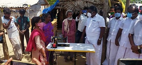 செந்துறையில் மாணவி சந்திராவுக்கு ஞாயிற்றுக்கிழமை தையல் இயந்திரத்தை வழங்கிய பிற்படுத்தப்பட்டோா் நலத்துறை அமைச்சா் எஸ்.எஸ்.சிவசங்கா்.