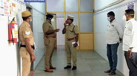 தருமபுரி அரசு மருத்துவக் கல்லூரி மருத்துவமனையில் குழந்தை திருடப்பட்டது தொடர்பாக ஆய்வு செய்கிறார் மாவட்ட காவல் கண்காணிப்பாளர் ச.கலைச்செல்வன்.