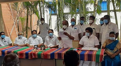 கூட்டத்தில் தீர்மானங்களை வாசிக்கிறார் ஈரோடு புறநகர் மாவட்ட அதிமுக செயலாளரும், எம்எல்ஏவுமான கே.சி.கருப்பணன்.