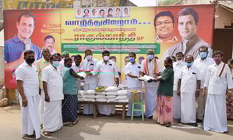 பொன்னமராவதியில் காங்கிரஸாா் நலத் திட்ட உதவி