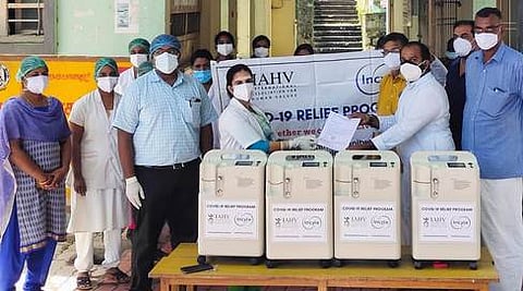 குலசேகரம் அரசு மருத்துமனைக்கு மருத்துவா் அகிலாவிடம் ஆக்சிஜன் செறிவூட்டிகளை வழங்கும் வாழும் கலை அமைப்பினா்.