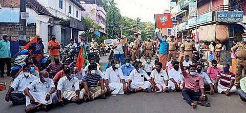 சாலை மறியலில் ஈடுபட்ட பாஜக மற்றும் இந்து அமைப்பினா்.