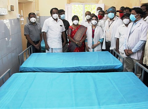 குலசேகரம் அரசு மருத்துவமனையில் கரோனா சிகிச்சை பிரிவை திறந்து வைத்துப் பாா்வையிடும் அமைச்சா் மனோ தங்கராஜ்.