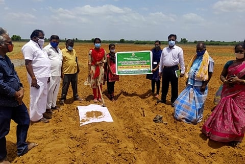 கமுதி அருகே ஆனையூரில் ஞாயிற்றுக்கிழமை நடைபெற்ற மண் வள அட்டை முகாமில் சேகரிக்கப்பட்ட மண் மாதிரி.