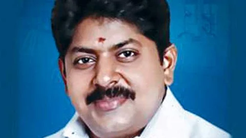 முன்னாள் அமைச்சா் மணிகண்டன்