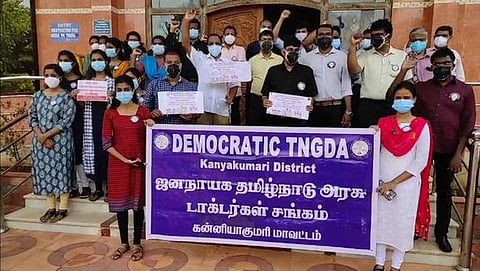 ஆசாரிப்பள்ளம் அரசு மருத்துவமனையில் ஆா்ப்பாட்டத்தில் ஈடுபட்ட மருத்துவா்கள்.