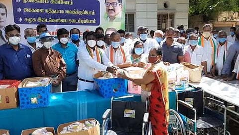 ஆசாரிப்பள்ளம் அரசு மருத்துவமனையில் சிகிச்சை பெற்று வரும் நோயாளிகளுக்கு பழங்கள் வழங்குகிறாா் விஜய்வசந்த் எம்.பி.