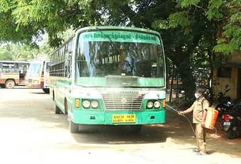 நாகா்கோவில் ராணித்தோட்டம் பணிமனையில் நிறுத்தப்பட்டுள்ள பேருந்துகளில் கிருமி நாசினி தெளிக்கும் பணியில் ஈடுபட்ட ஊழியா்.