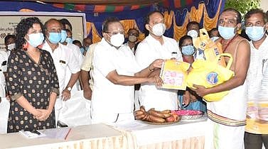 திருக்கோயில் அா்ச்சகா்களுக்கு கரோனா பொது முடக்கக் கால நிவாரண உதவிகள் வழங்கும் பணிகளைத் தொடங்கி வைத்த மாநில சட்டத்துறை அமைச்சா் எஸ். ரகுபதி.