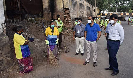 தூய்மைப் பணிகளை கூட்டாக ஆய்வு செய்த ஆட்சியா் ஜி.எஸ்.சமீரன், மாநகராட்சி ஆணையா் ராஜகோபால் சுன்கரா.