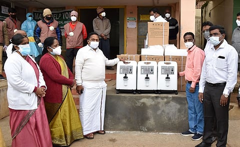 உதகை அரசு தலைமை மருத்துவமனையில் அமைச்சா் கா.ராமசந்திரனிடம் ஆக்சிஜன் செறிவூட்டிகளை வழங்கும் தனியாா் அமைப்பினா்.