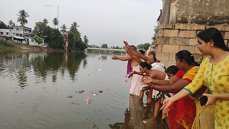 கும்பகோணத்துக்கு சனிக்கிழமை வந்த காவிரி நீருக்கு மலா் தூவி, வணங்கிய மக்கள்.