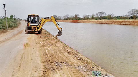 தஞ்சாவூா் அருகிலுள்ள வண்ணாரப்பேட்டை பகுதியில் கல்லணைக் கால்வாயில் சனிக்கிழமை பொக்லைன் இயந்திரம் மூலம் நடைபெற்ற கரைப் பலப்படுத்தும் பணி.