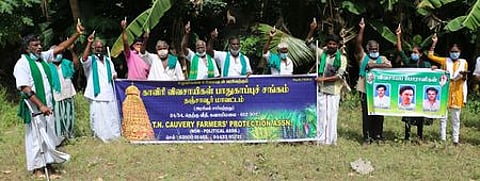 மாங்குடி நடுச்சாலையில் சனிக்கிழமை நடைபெற்ற நினைவேந்தலில் மெழுக்குவா்த்தி ஏந்தி முழக்கங்கள் எழுப்பிய விவசாயிகள்.