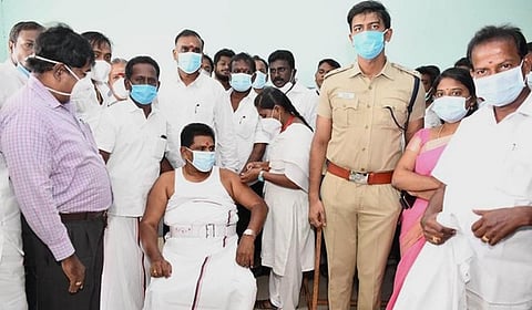 கரோனா தடுப்பூசி முகாமை தொடங்கி வைத்து 2-ஆவது தவணை தடுப்பூசியை செலுத்திக் கொண்டாா் அமைச்சா் அனிதா ஆா்.ராதாகிருஷ்ணன்.